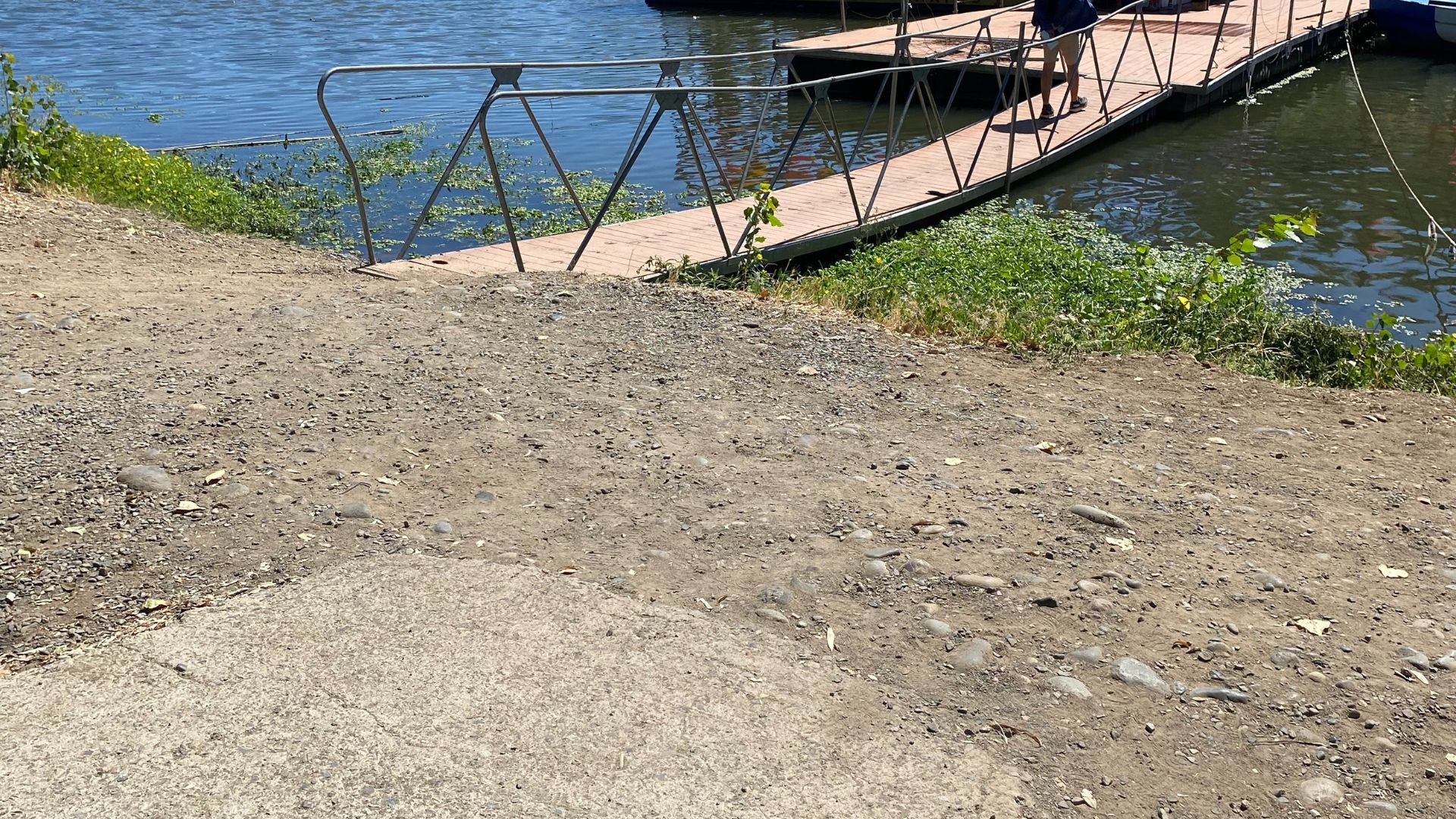 Fotografía del puente del borde del río, cuenta con barandas y acceso plano